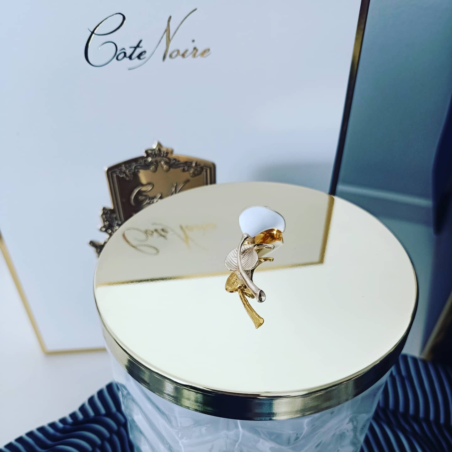 Cóte Noire White Herringbone Candle with Lily Lid